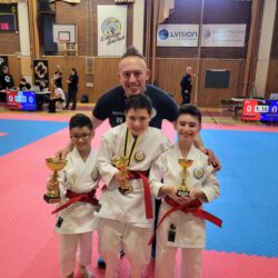 Elit Karate Cup 2025
Vilken bra tävling av våra 3 små krigare Darius, Kevin och Valentino.
En till super tävling av Valentino i Kata P8 som tar hem ett till🏆🥇Guld. Jätte bra kämpat av Kevin som tar sig hela vägen till finalen i Kata P10 med ny kata och förlorar en väldigt jämn match;🏆🥈Silver för honom. Darius stoppades i kvartsfinalen mot vinnaren samma kategori men kämpade hårt. En till 🏆🥈Silver för våra killar kom från lagkata P7-11.
Bra jobbat.💪
#karate #karateka #martialarts #karatetdo #budo #kampsport #tävling #tournament #botkyrka #idrottibotkyrka #shotokanklubb #shotokan #japankarateshotofederation #jks #jkssweden